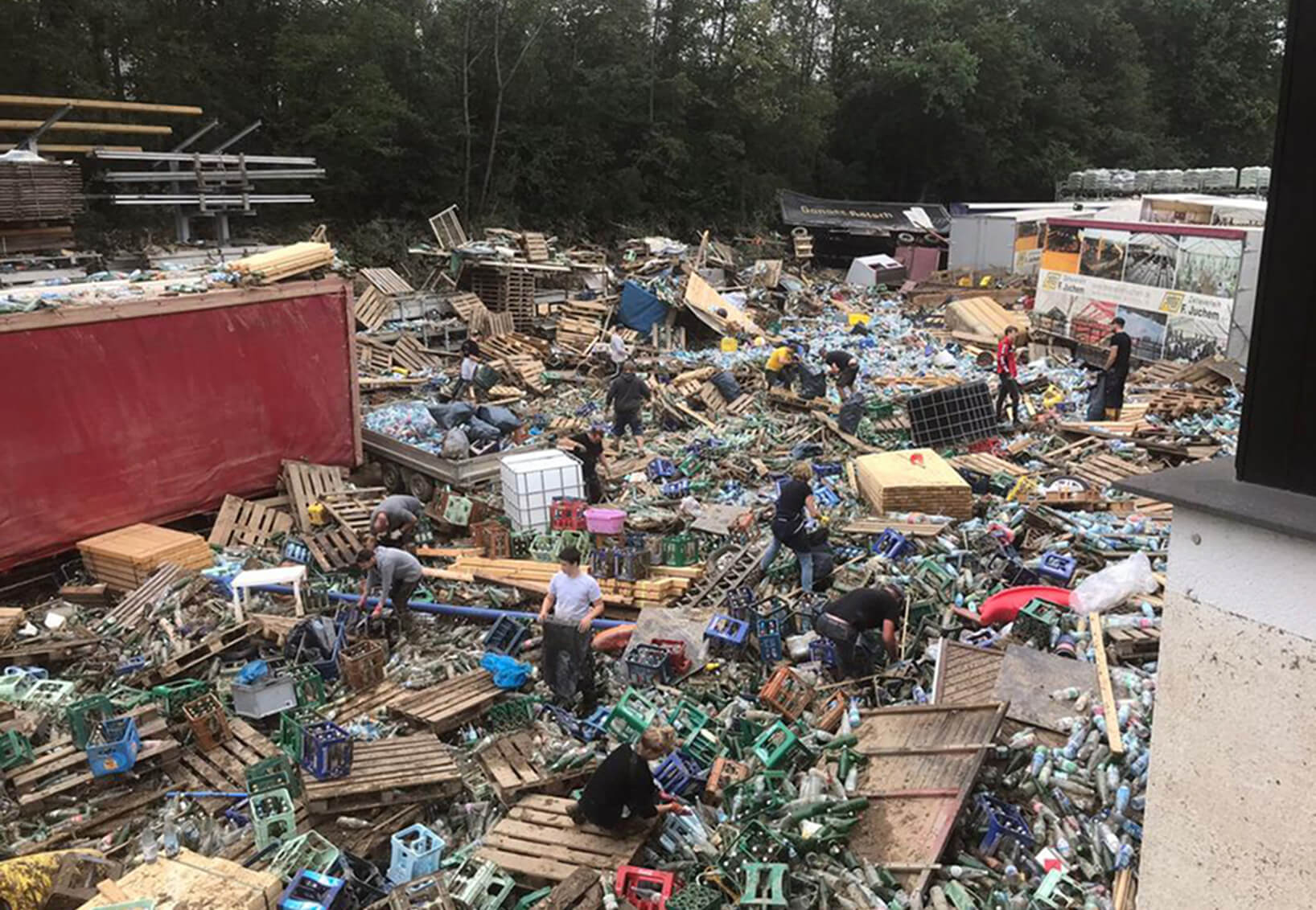 flutkatastrophe-aufräumarbeiten-kisten-chaos-getraenke-michel