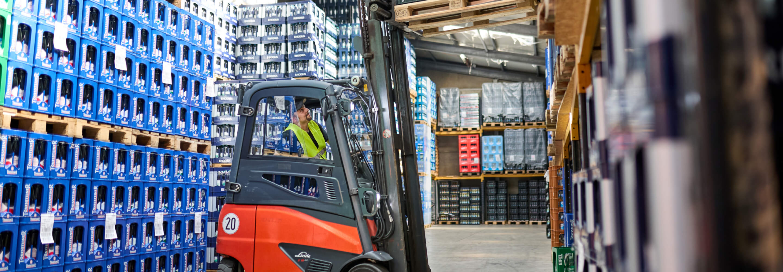 gabelstapler-getraenkekisten-lagerhalle-getraenke-michel