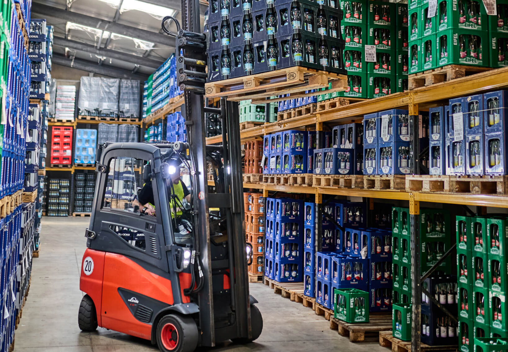 gabelstapler-getraenkekisten-lagerlogistik-getraenke-michel