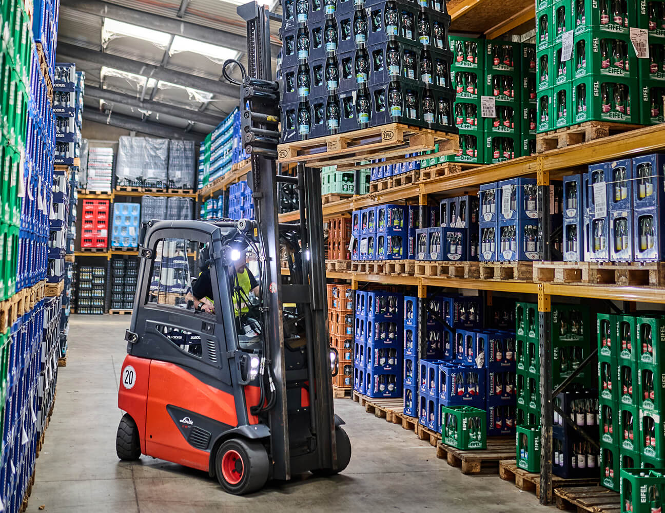 gabelstapler-getraenkekisten-lagerlogistik-getraenke-michel