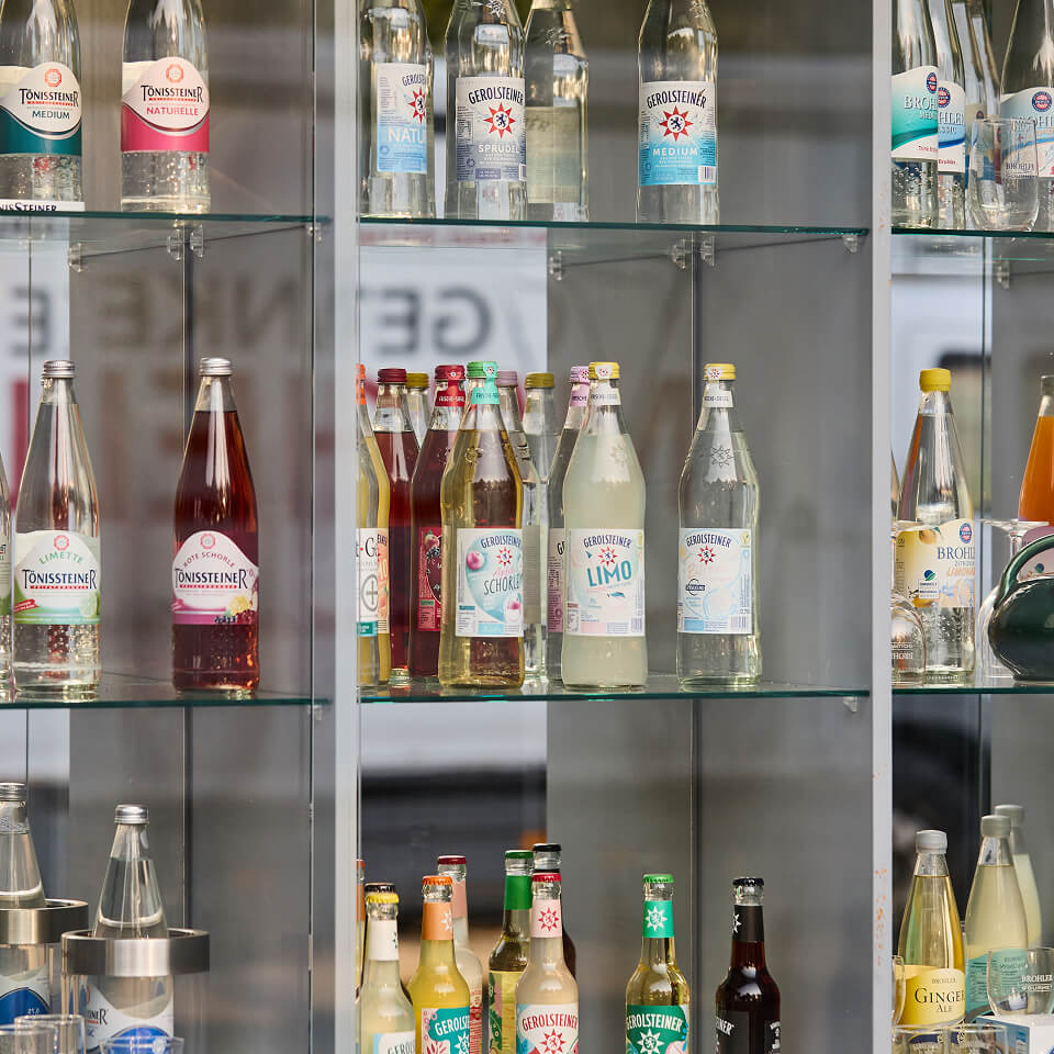 getraenkeauswahl-vitrinenschrank-wasser-limonade-getraenke-michel