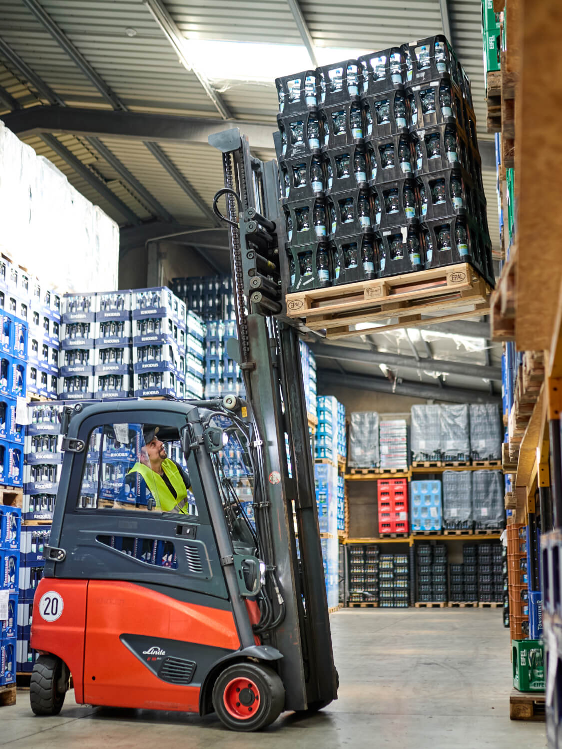 getraenkehandel-gabelstapler-lagerlogistik-getraenke-paletten
