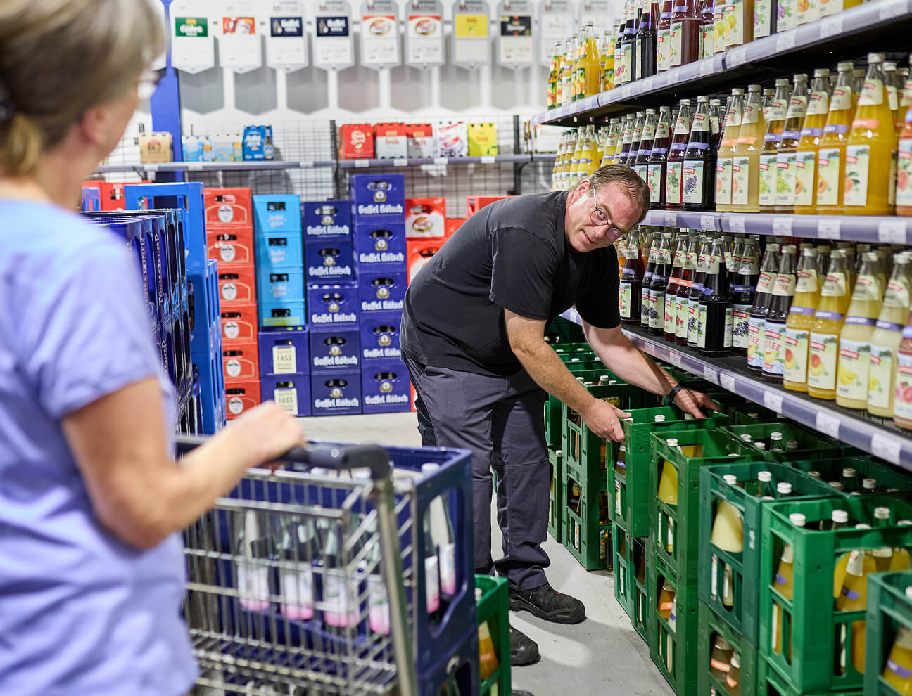 getraenkemarkt-kunde-kisten-einraeumen-getraenke-michel