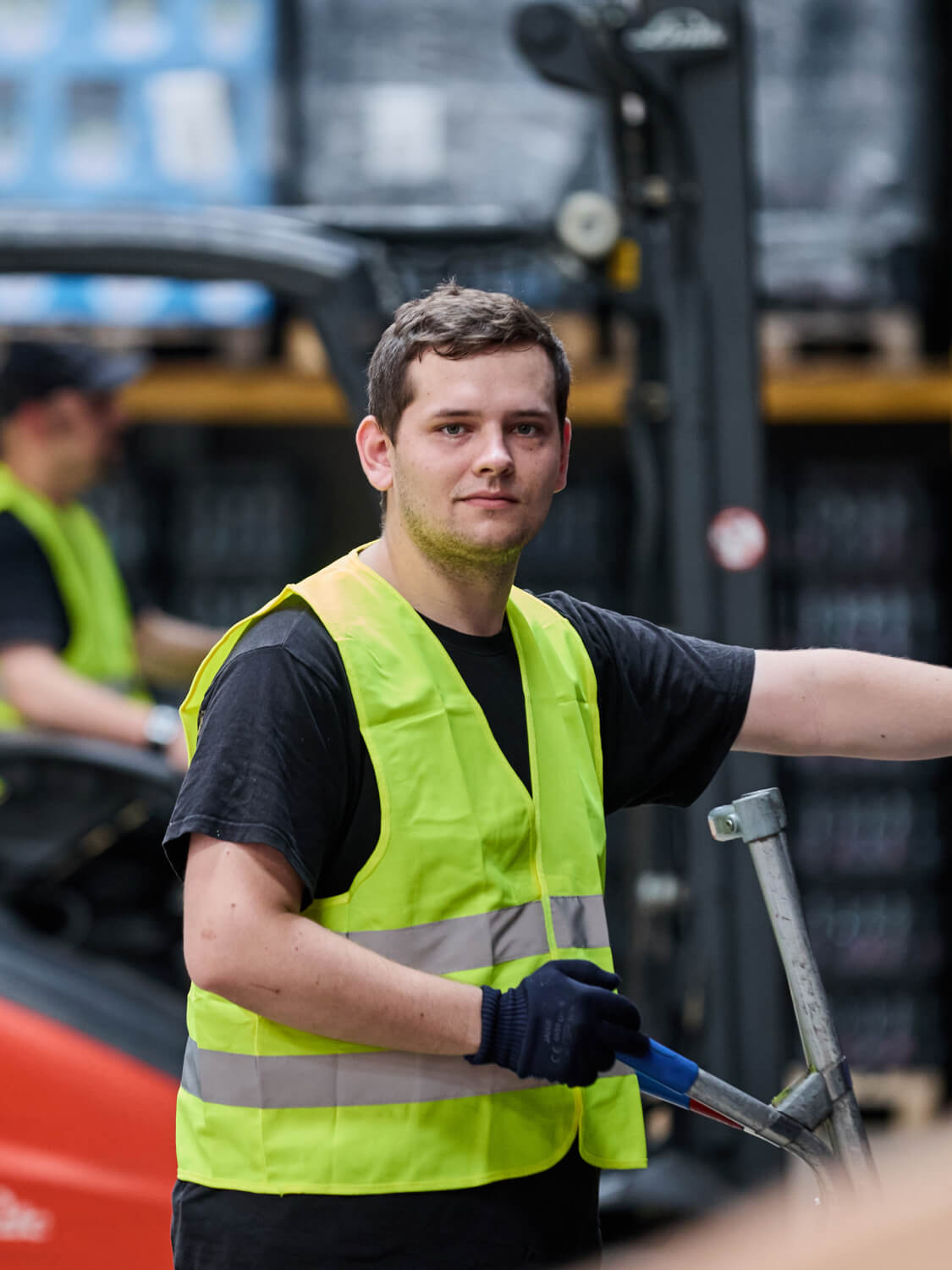 karrierer-mitarbeiter-getraenkehandel-logistik-portrait