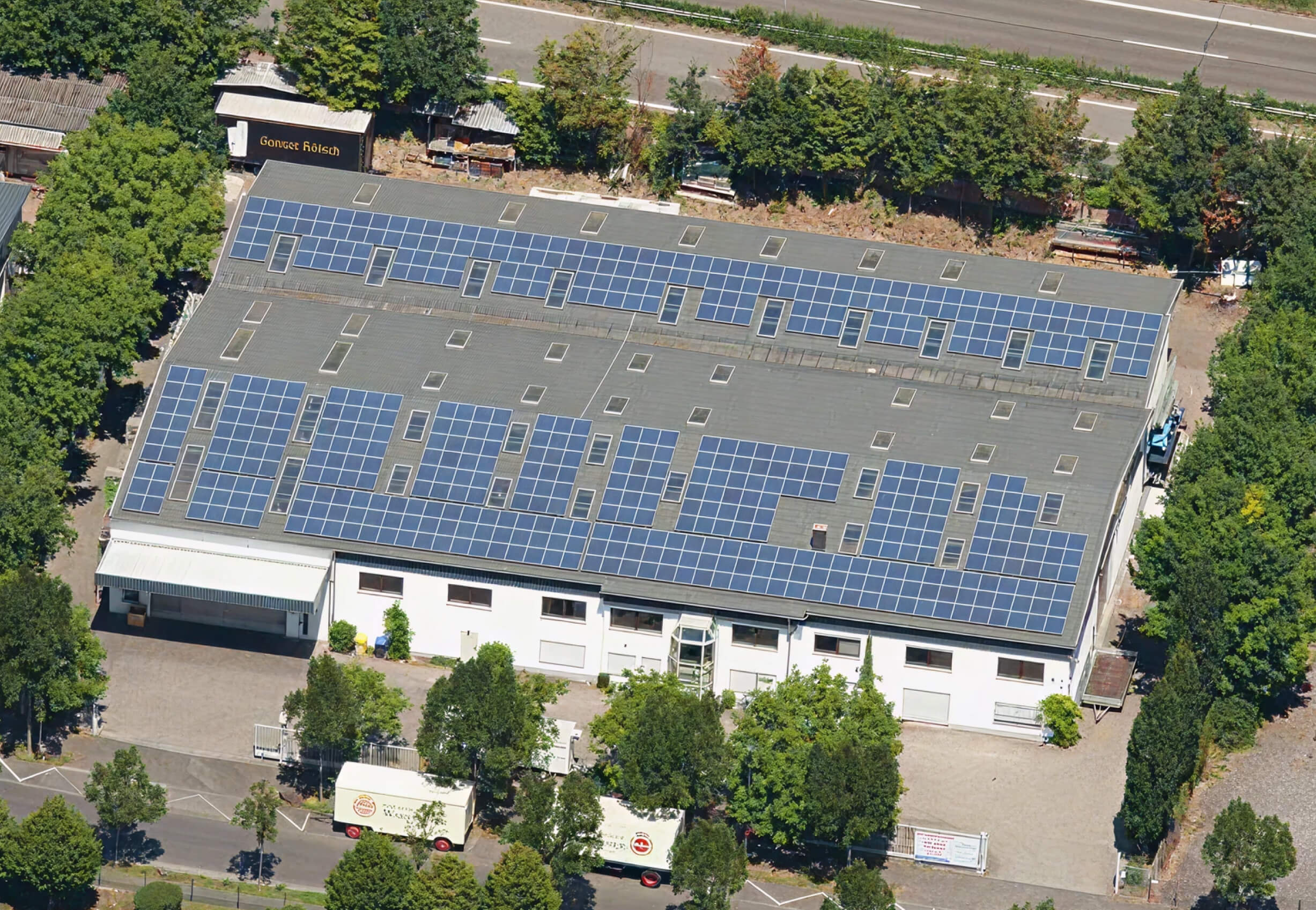 luftaufnahme-lagerhalle-solaranlage-getraenke-michel