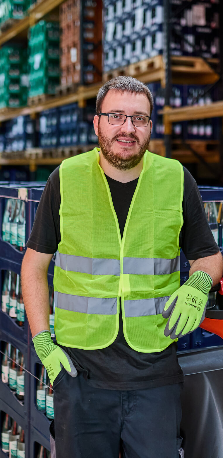 mitarbeiter-portrait-lagerlogistik-warnweste-getraenke-michel