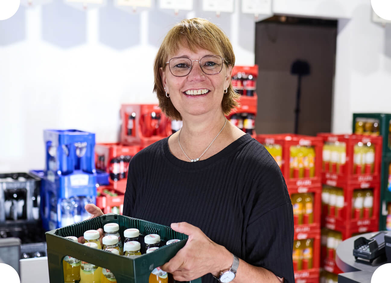 mitarbeiterin-portrait-getraenkekiste-verkauf-getraenke-michel