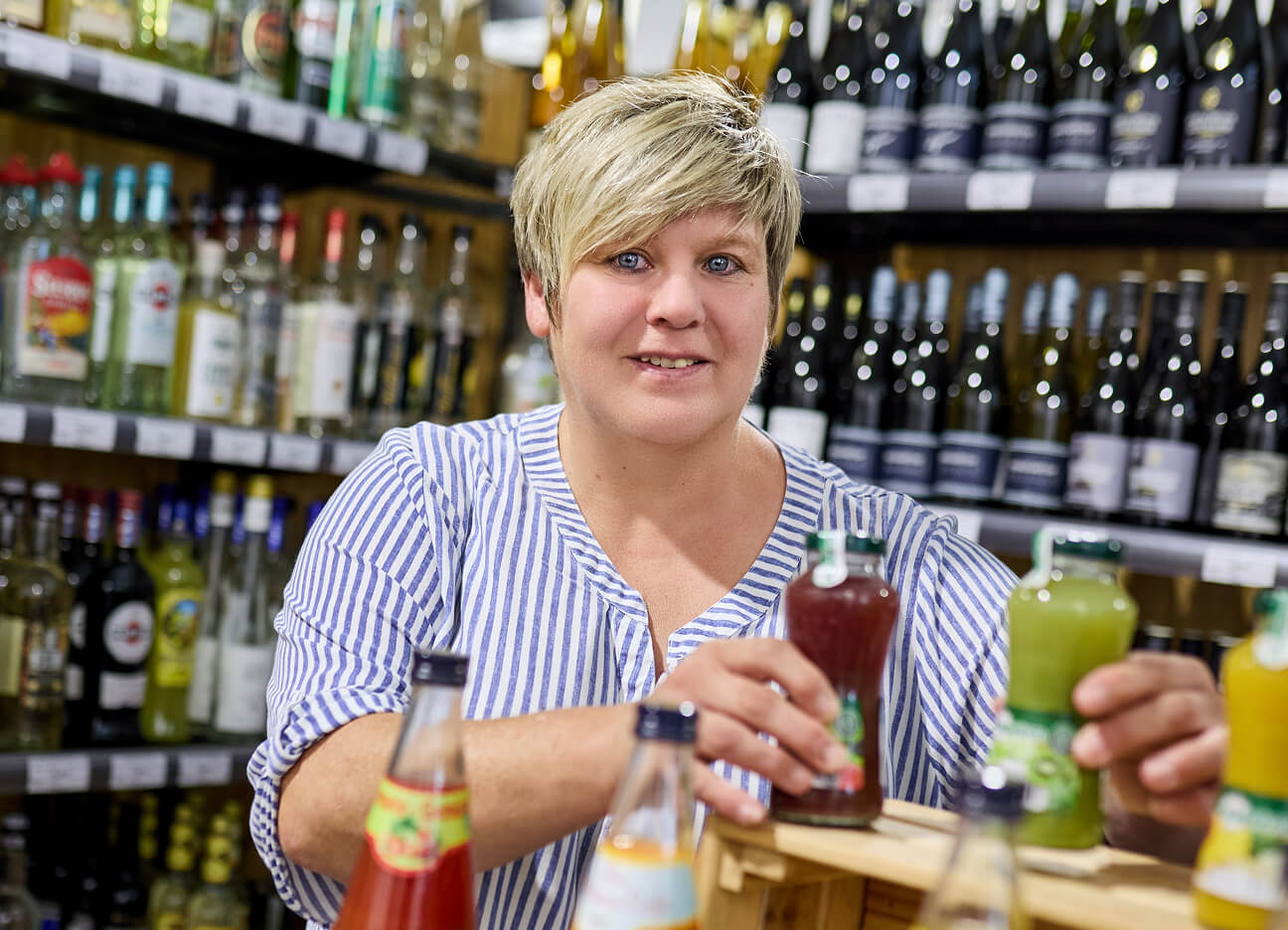 mitarbeiterin-portrait-saftsortiment-einraeumen-getraenke-michel