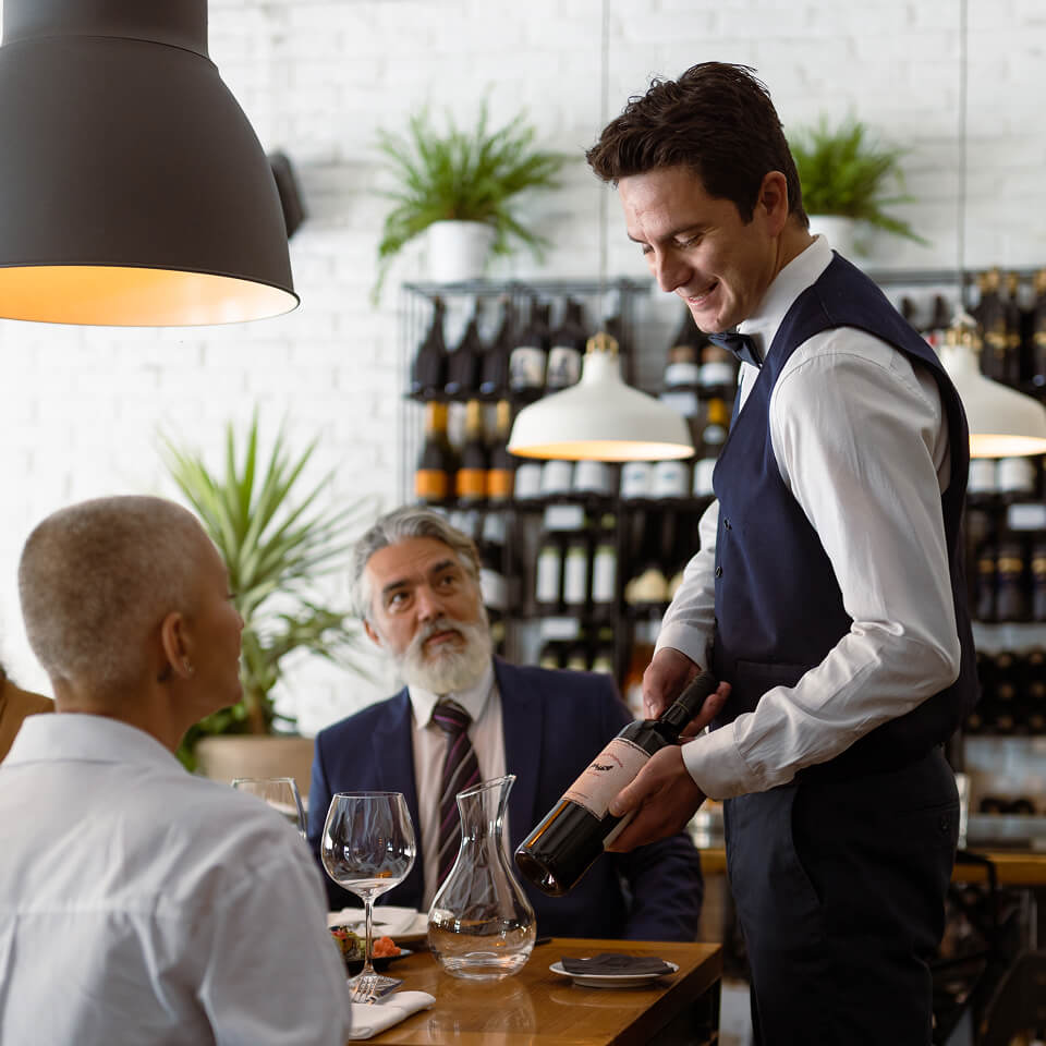 restaurant-kellner-weinberatung-gastronomie-getraenke-michel