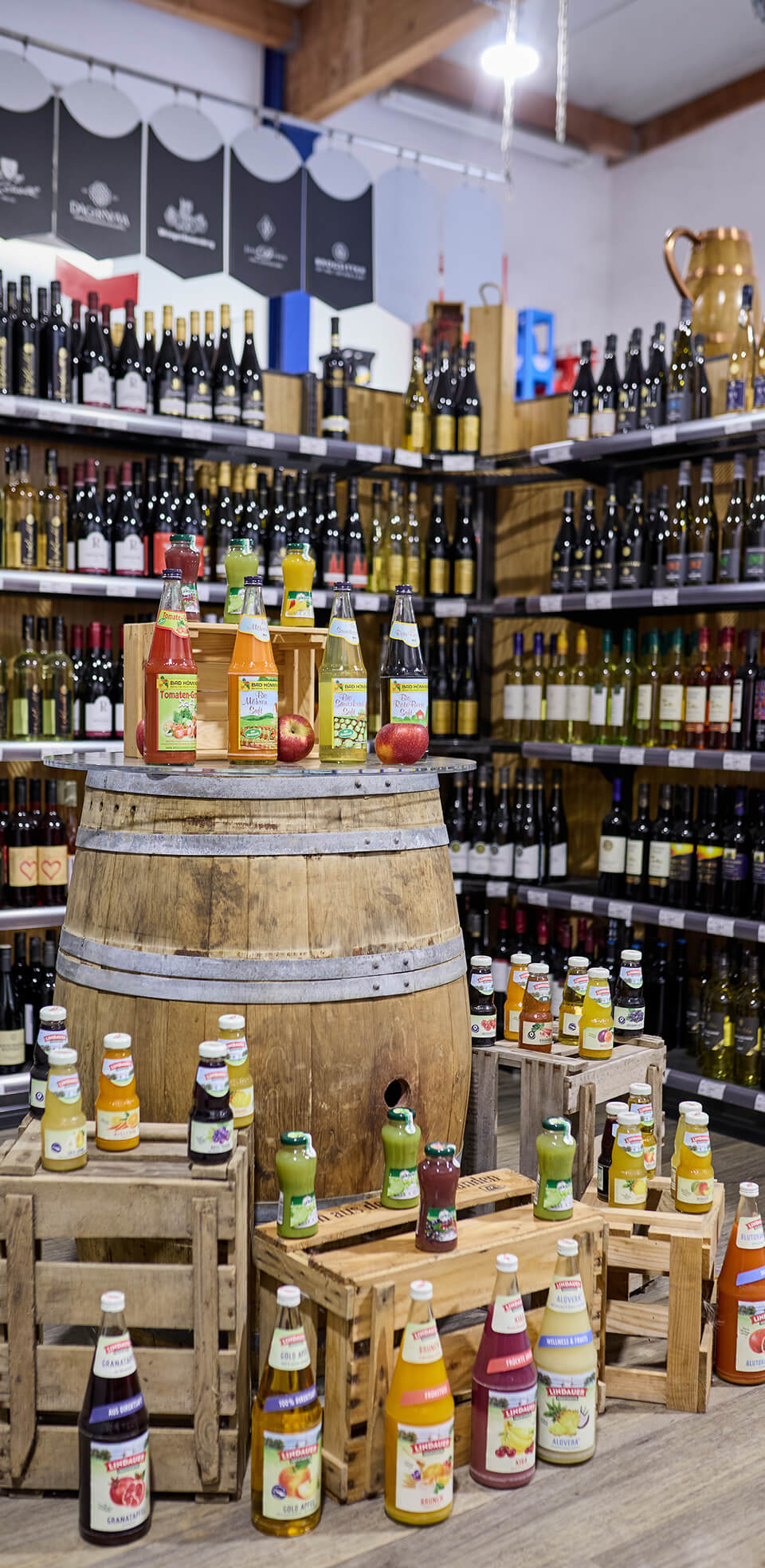 saftsortiment-holzfass-praesentation-getraenke-michel