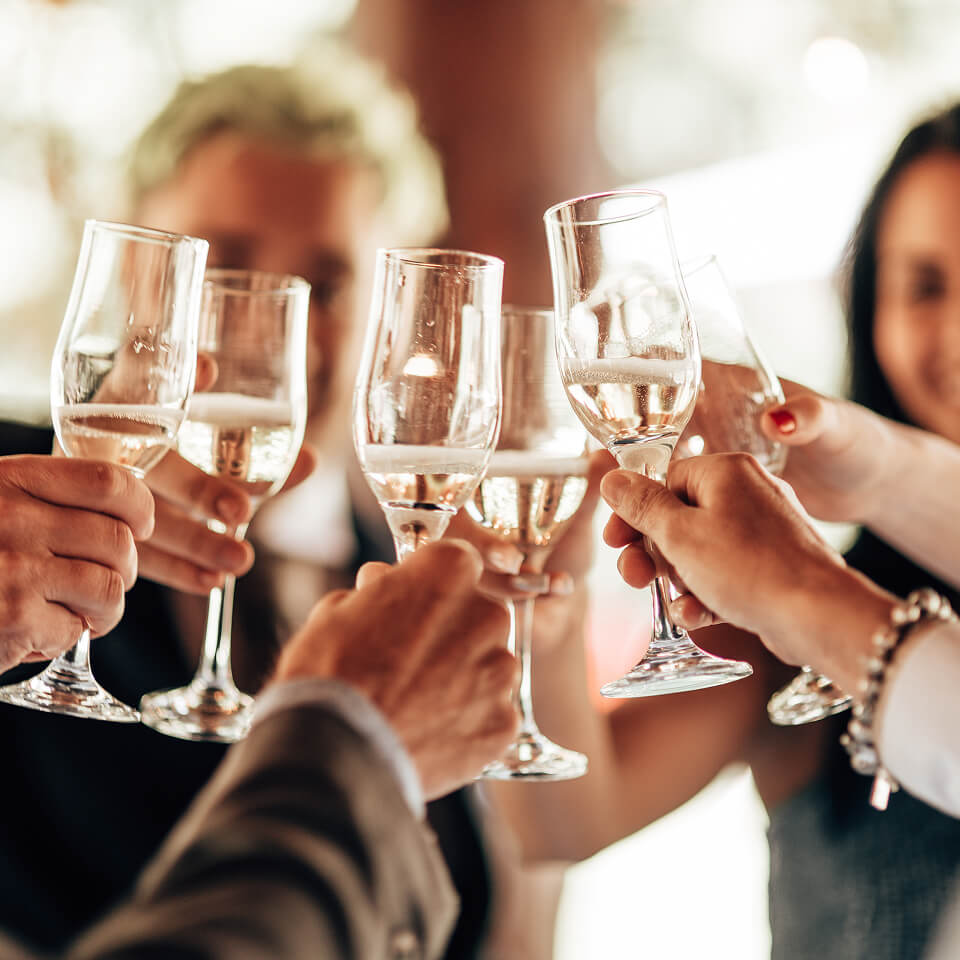 sektglaeser-anstossen-feier-getraenke-michel