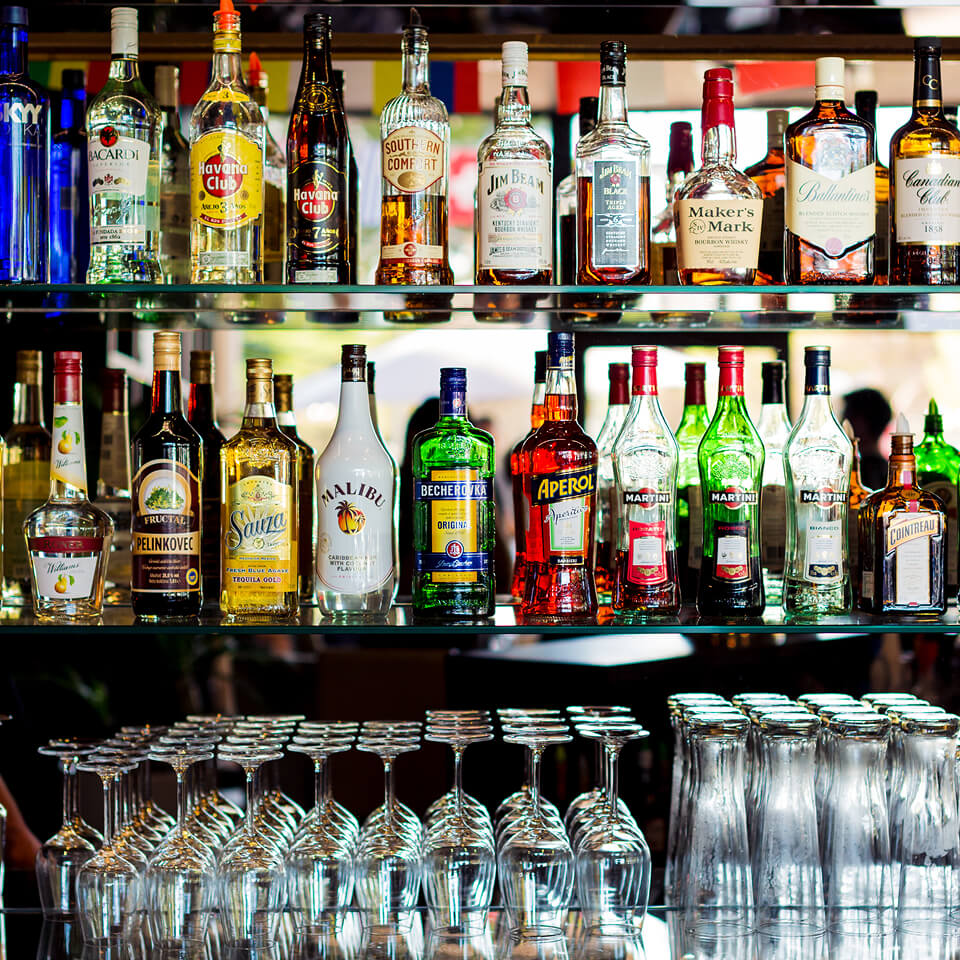 spirituosen-regal-bar-auswahl-gastronomie-getraenke-michel