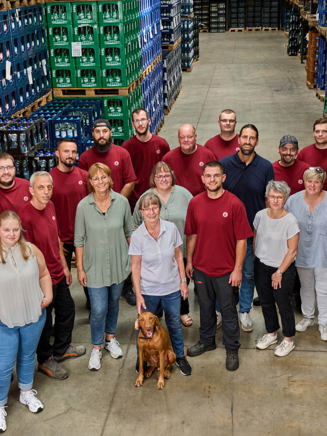 teamfoto-getraenkehandel-lagerhalle-selfie-team