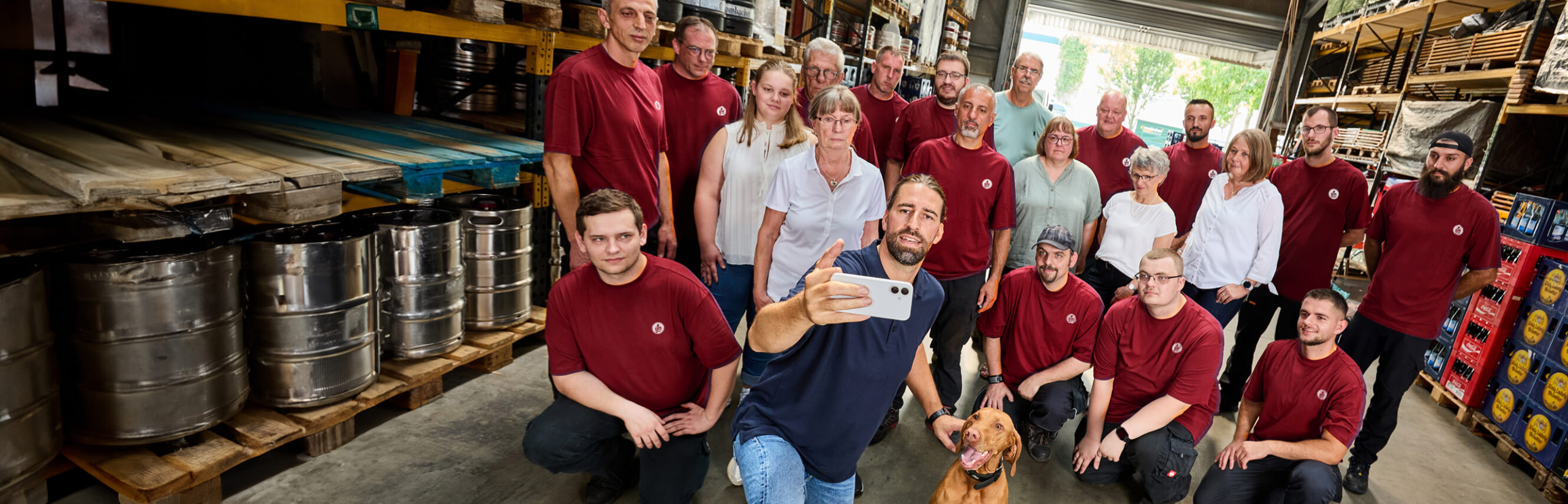 teamfoto-lager-mitarbeiter-gruppe-getraenke-michel