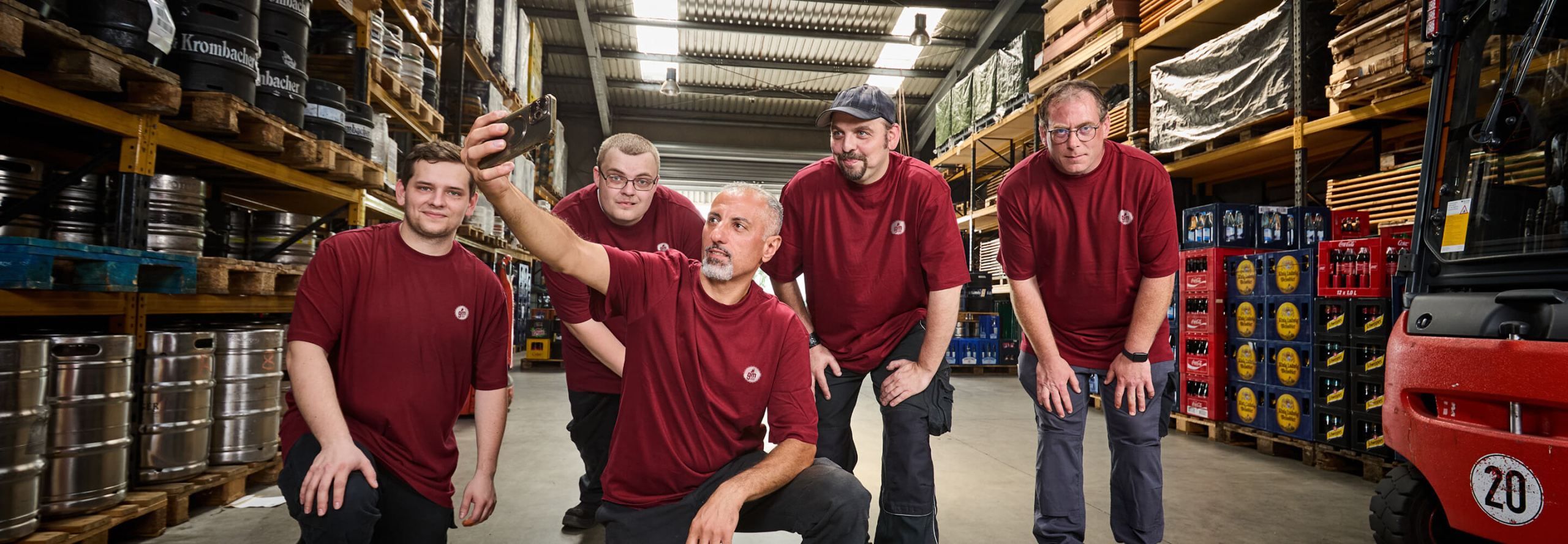 teamfoto-selfie-lagerhalle-gruppe-rotes-shirt-getraenke-michel