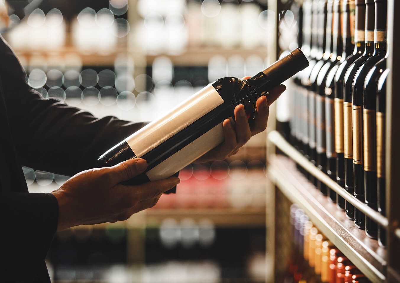 weinflasche-regal-auswahl-getraenke-michel
