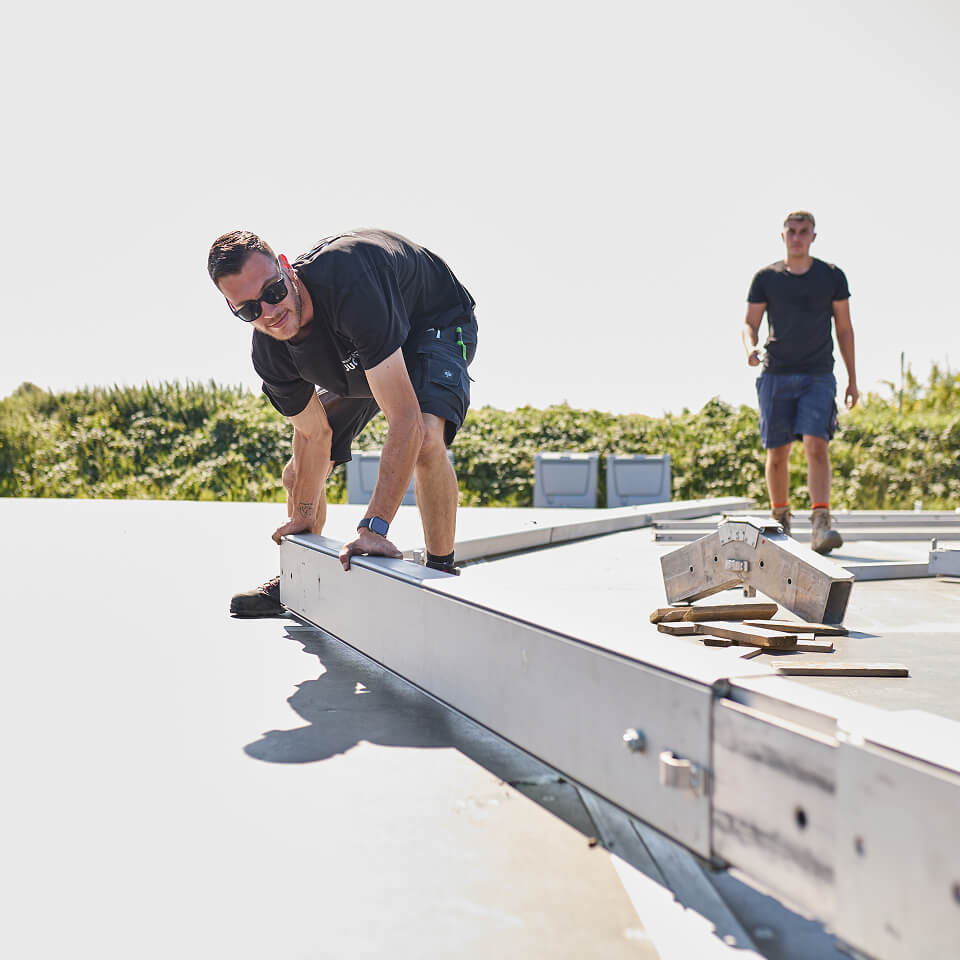 zeltmontage-aufbau-teamarbeit-getraenke-michel