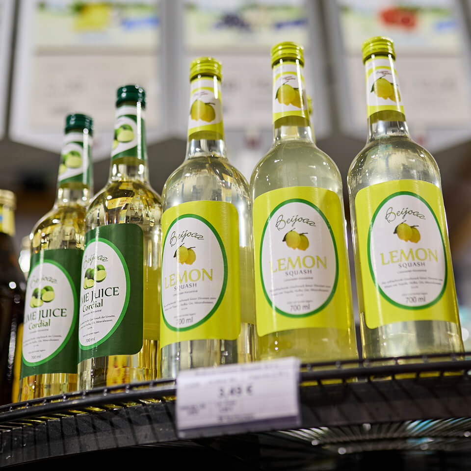 zitronenlimonade-flaschenregal-getraenke-michel